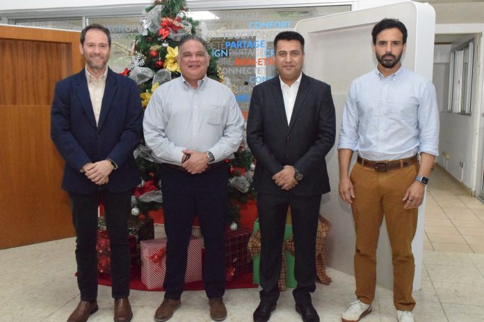 Principal José Augusto Muñoz, Darío Lama, Sanehal Chawla y Tommy Terrero